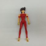 フィギュア本体の全身を正面から撮った写真。赤い服に金色の手足の部品が付いています。