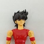フィギュア本体の上半身を寄せて撮った写真。顔と黒い髪が写っています。