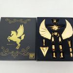 開いた黒い箱。金色の翼や装甲のパーツが収まっています。