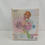 外箱の正面を斜めから。プチプチに包まれ、「ご注文はうさぎですか？」のロゴとキャラクターのイラスト。