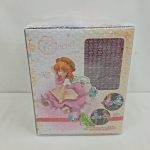 外箱の側面。「Cocoa」のロゴと「1/7 Scale Pre-Painted Figure」の印字、透明窓と小さな作例写真。