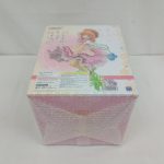 外箱を斜め上から。上面と正面のイラストが写っています。