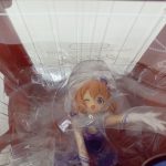 透明のブリスターの中のフィギュアを近づけて写したもの。ビニールに包まれた状態