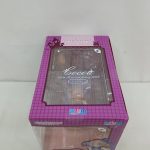 外箱を斜め上から写したもの。天面の透明の窓と『Cocoa』の文字、PLUMのロゴ