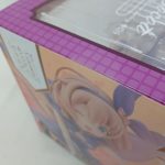 外箱の角を近づけて写したもの。側面のイラストと透明の窓の縁