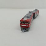 車両を斜め前から撮った写真。連結部と屋根が写っています。