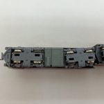 車両の裏面を斜めから寄せて撮った写真。床下の部品が写っています。