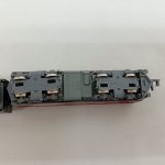 車両の裏面をもう一方の側から寄せて撮った写真。台車と車輪が写っています。