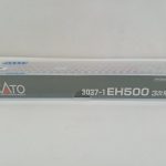 透明ケースを上から撮った写真。「KATO 3037-1 EH500 3次形 N-GAUGE」の表示があります。