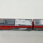 車両の屋根を斜め上から寄せて撮った写真。パンタグラフが写っています。