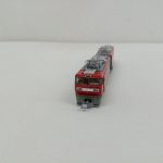 車両を正面斜めから撮った写真。前面と側面が写っています。
