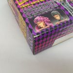 外箱の角のアップ。キャラクターの顔の写真とひし形模様が写っています。