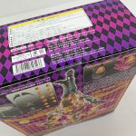 外箱の底面側を斜めから。注意書きと付属パーツの写真が写っています。