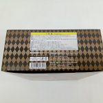 外箱の底面。注意書きのラベル、製品素材と発売元の表示、バーコード。