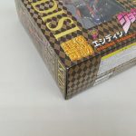 外箱を寝かせて斜めから。正面の窓と「超像可動 エシディシ」の印字。