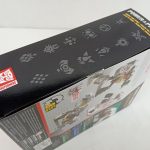 外箱を斜め後ろから。黒地に模様の入った面と背面の一部が写っています。