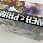 外箱の側面のアップ。キャラクターの絵と「POWER OF THE PRIMES」の文字が写っています。