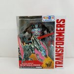 外箱の正面。窓から黒いロボット本体が見え、右に「TRANSFORMERS」、下に「BLACK KNIGHT OPTIMUS PRIME」の印字。