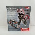 外箱の背面。ロボット形態とトラック形態の写真、英文の説明と付属武器の写真。