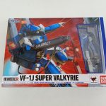 外箱の正面。『HI-METAL R』『VF-1J SUPER VALKYRIE』の文字と青い機体の絵