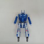 本体のロボット形態を正面から写したもの。青と白の機体