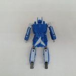 本体のロボット形態を背面から写したもの。背中の部品と脚