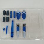 透明のブリスターに収まった灰色と青の部品。ミサイルのような形の部品