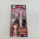 外箱を斜めから撮った写真。窓の中の人形と「TAKARA TOMY」の表示が写っています。