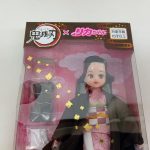 箱の窓越しに人形の上半身を寄せて撮った写真。着物姿と付属品が写っています。
