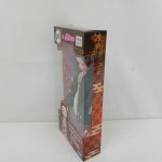 外箱の側面。細長い面に模様と文字が印刷されています。