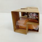箱を斜めから写した写真。内側にパーツが入った状態です。