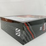 外箱を斜めから。天面と側面の「BUZZmod.」のロゴが写っています。