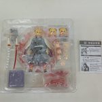 透明のブリスターに収まった本体と付属パーツ、横に説明書の袋が置かれています。