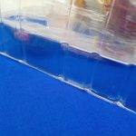 ブリスターの縁のアップ。青い台の上でふちの折り目の部分が写っています。
