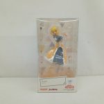 外箱の正面。透明な窓から金髪のキャラクターのフィギュアが見え、下に名前の表示があります。