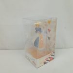 外箱を斜めから撮った写真。正面と側面が写っています。