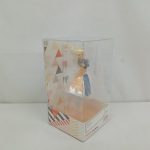 外箱を反対の斜めから撮った写真。窓の中のフィギュアが写っています。