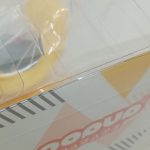 箱の角と表面を寄せて撮った写真。透明カバーと「popup」のロゴが写っています。