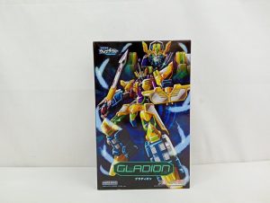 外箱の正面。金と青のロボットのイラストと「GLADION グラディオン」「MODEROID」の印字。