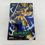 外箱の正面を正対して。作品ロゴとロボットのイラスト、「GLADION グラディオン」の印字。