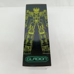 外箱の細い側面。黄緑の線画で描かれたロボットと「GLADION」の印字。