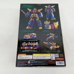 外箱の背面。完成見本の写真、変形と武器の説明、下部に注意書き・発売元の表示・バーコード。
