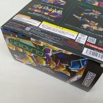 外箱を斜め上から。上面の注意書きと側面のイラスト。