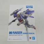 説明書。『00 RAISER DESIGNER'S BLUE Ver.』の文字と機体の写真