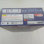 外箱の底面。『METALBUILD 00 RAISER』の文字と注意書き、右側にバーコード