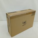 輸送用の茶色い箱。上面の印刷と角に印刷された黒いバーコードの四角