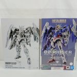 外箱のスリーブと商品箱を並べて正面から写したもの。『METALBUILD』『00 RAISER』の文字