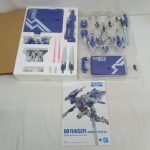 白い布の上に段ボールのふた、ブリスターに入った部品、青い台紙、説明書を並べたもの