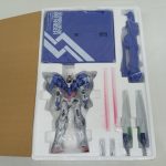 ブリスターに収まった本体と部品、ピンク色の棒状の部品と青い台紙
