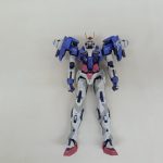 本体のロボット形態を正面から写したもの。白と青の機体